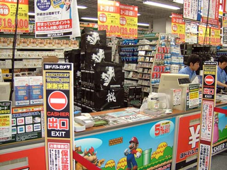 Illustration for article titled Metal Gear Solid 4 Japan Launch - Osaka